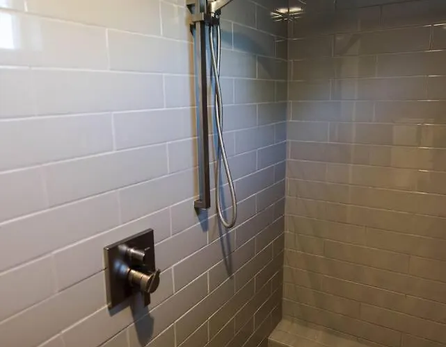 Pool/spa, Garage, Tesla Charger, 2 Primary Holiday home *