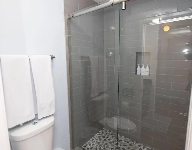 Pool/spa, Garage, Tesla Charger, 2 Primary Holiday home *